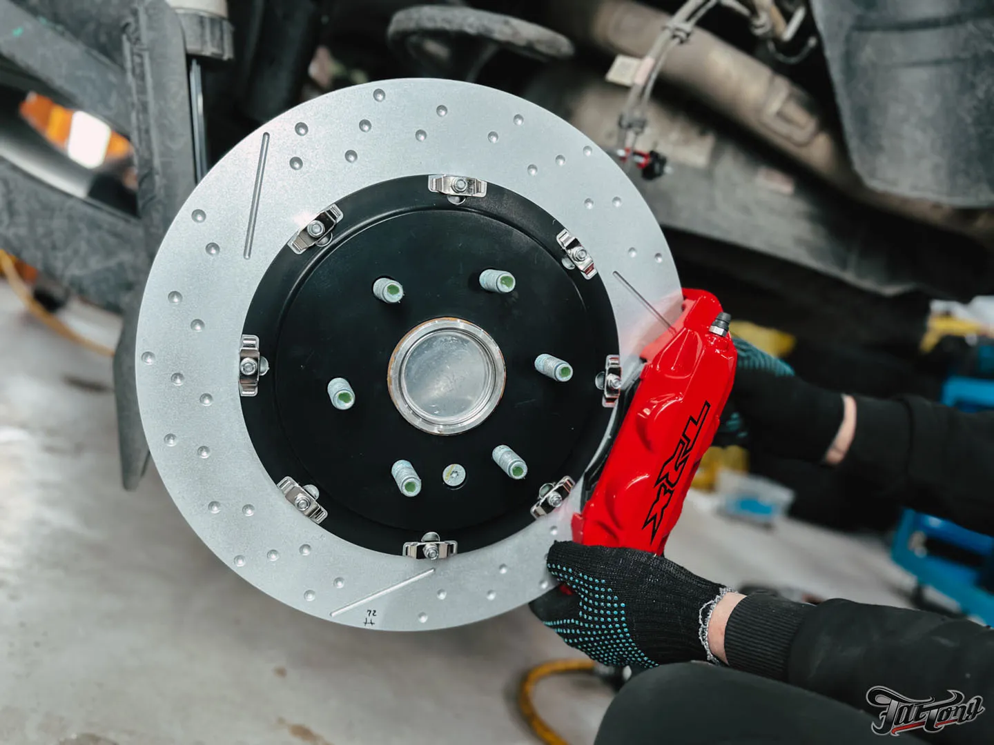 Установили усиленную тормозную систему Brembo на RAM TRX. Сколько весят старая и новая системы?